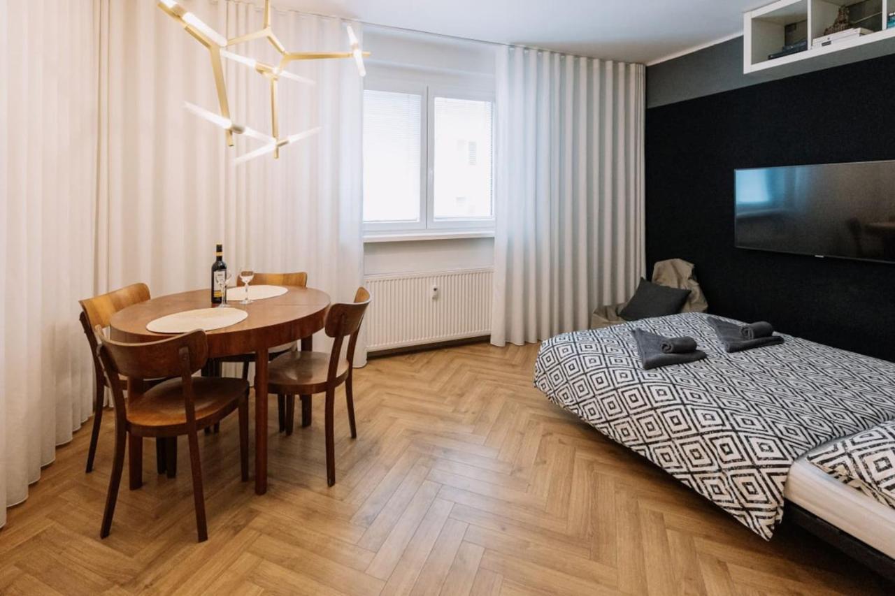 Stadiumside Studio Apartment Bratislava Bagian luar foto