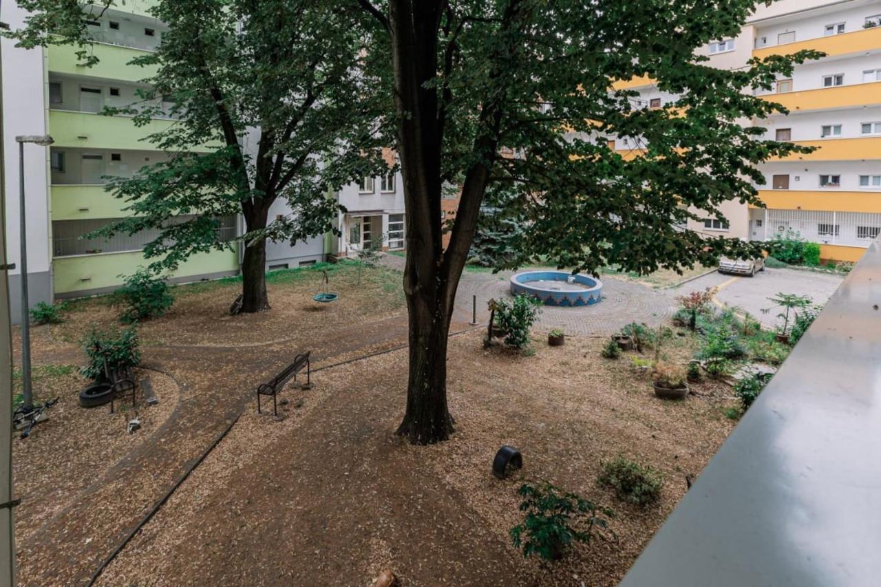 Stadiumside Studio Apartment Bratislava Bagian luar foto