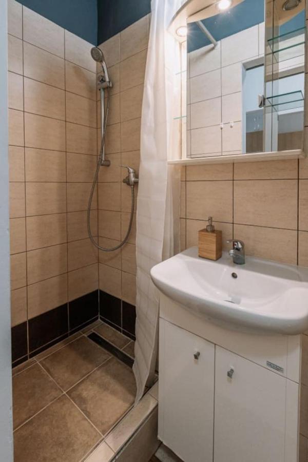 Stadiumside Studio Apartment Bratislava Bagian luar foto